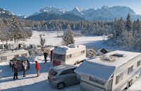 Alpen-Caravanpark Tennsee - Wohnwagen und Wohnmobile auf den Stellplätzen im WInter