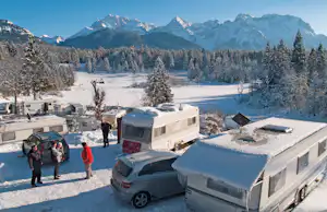 Alpen-Caravanpark Tennsee - Wohnwagen und Wohnmobile auf den Stellplätzen im WInter