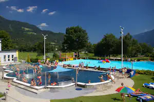 Alpencamp Kärnten - Poolbereich mit Liegestühlen und Sonnenschirmen