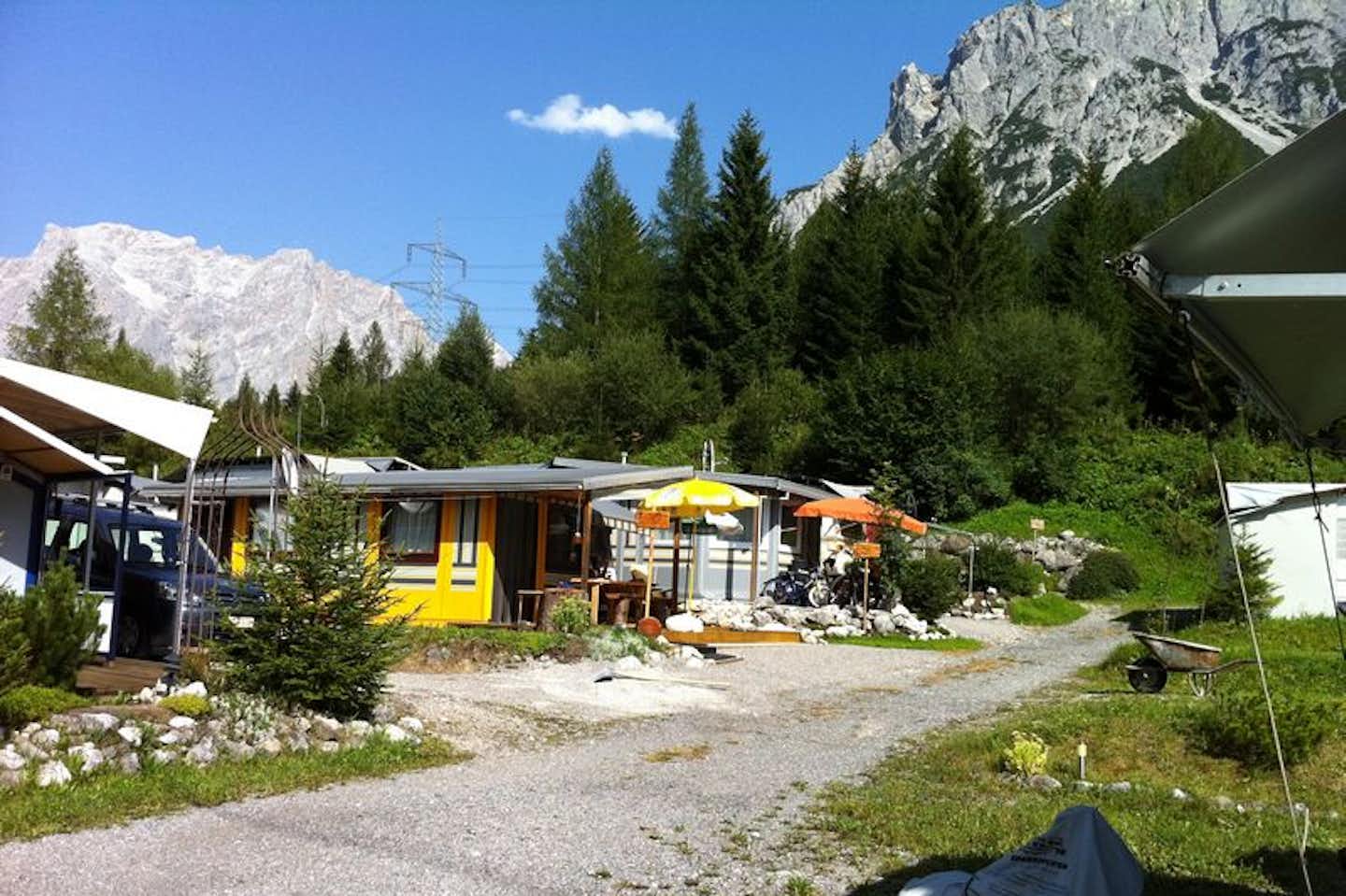 Alpencamp Marienberg - Mobilheime auf den Campingplatz mit den Alpen im Hintergrund