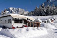 Alpencamp Marienberg - Wohnwagen auf Stellplätzen im Winter