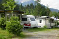 Alpencamp Marienberg - Wohnwagen mit Holzvorbauten auf dem Campingplatz
