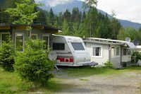 Alpencamp Marienberg - Wohnwagen mit Holzvorbauten auf dem Campingplatz