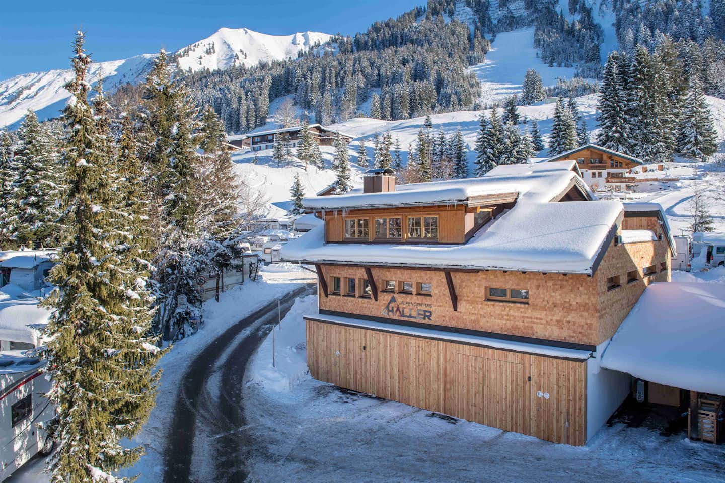 Alpencamping Haller - Blick auf das Servicegeäude im Winter