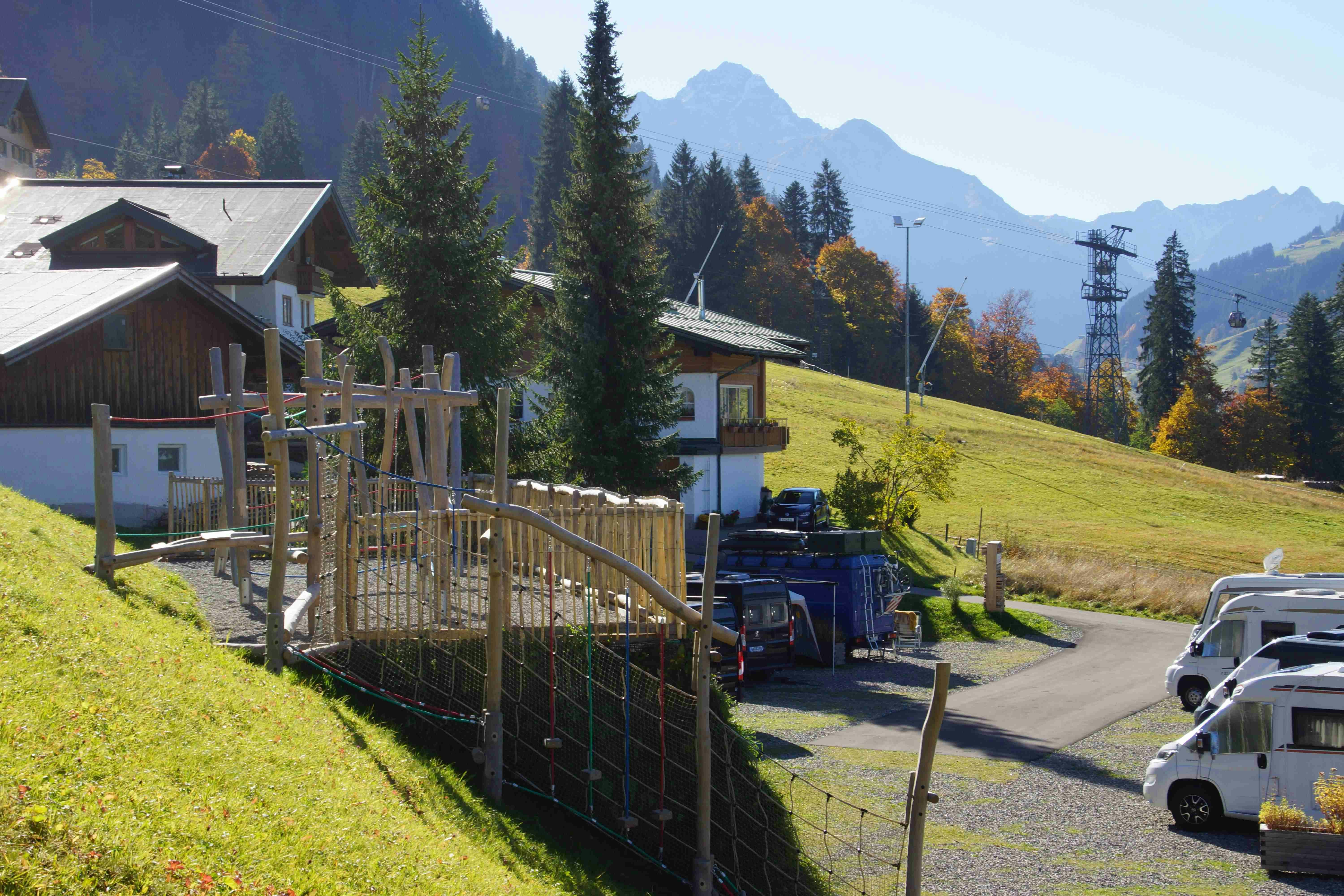 Alpencamping Haller - Blick auf den Campingplatz mit Kinderspielplatz