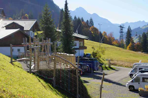 Alpencamping Haller - Blick auf den Campingplatz mit Kinderspielplatz