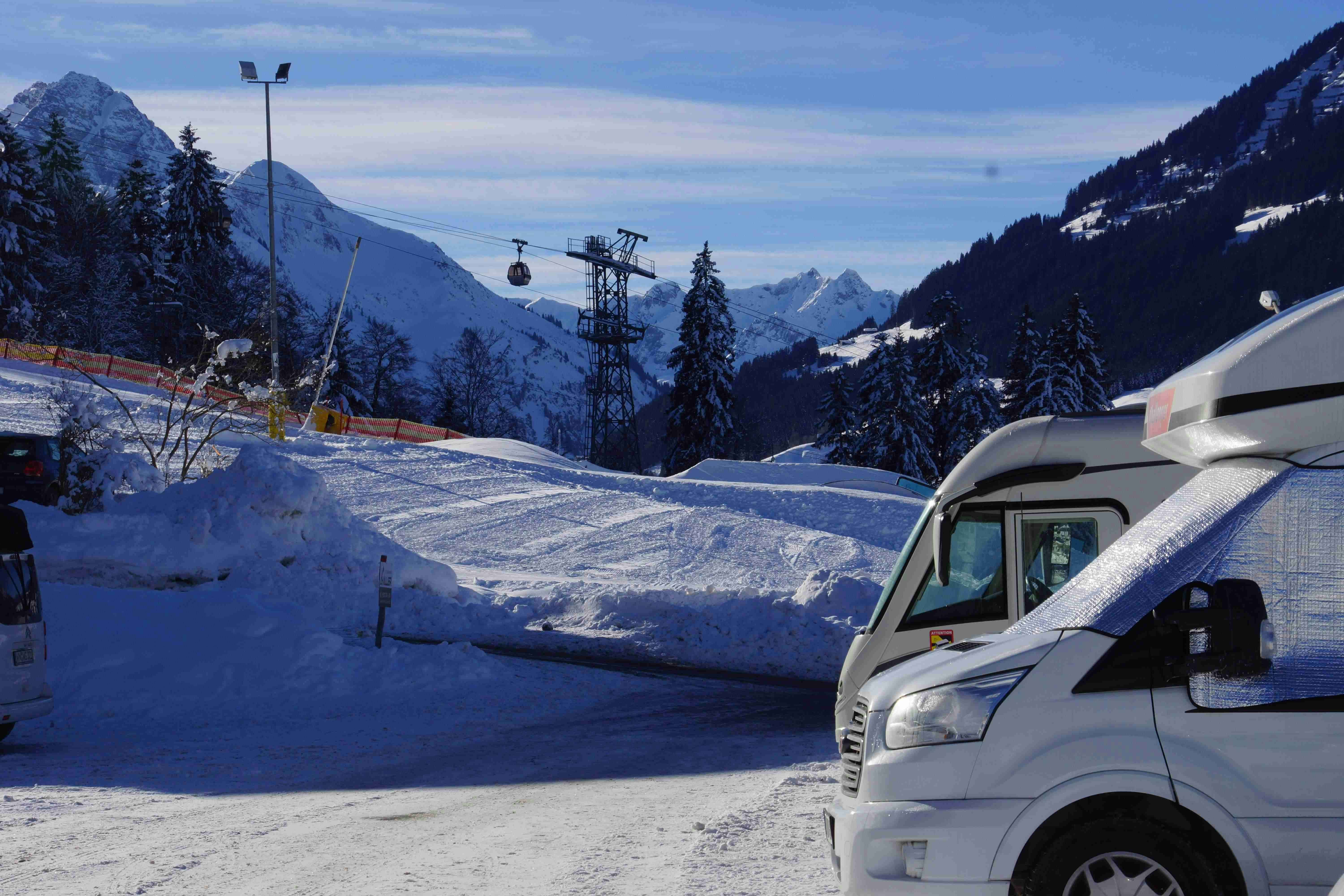 Alpencamping Haller - Blick auf die Standplätze auf dem verschneiten Campingplatz