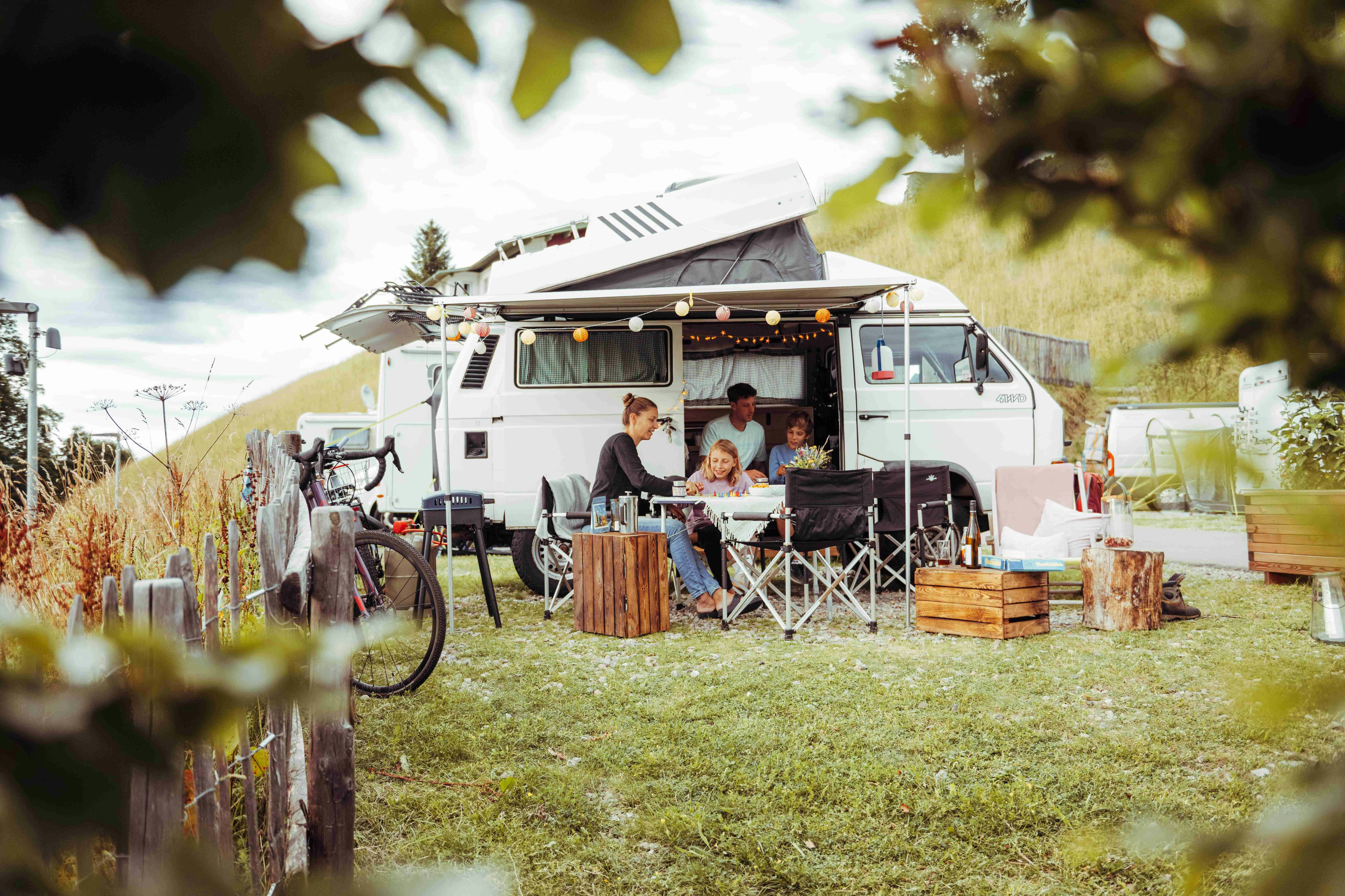 Alpencamping Haller - Familie auf ihrem Standplatz