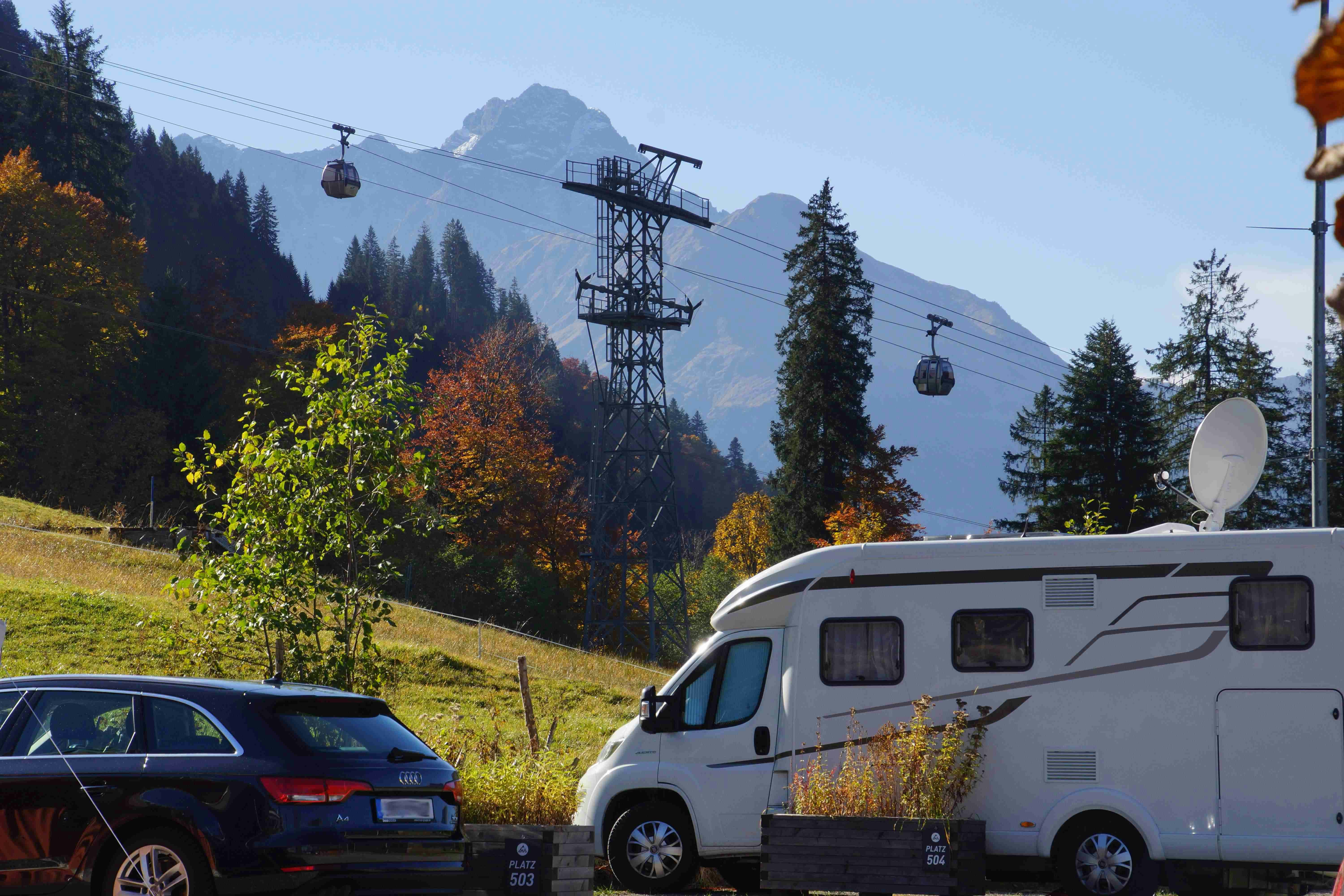 Alpencamping Haller - Standplätze auf dem Campingplatz mit Gondelbahn im Hintergrund