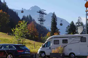 Alpencamping Haller - Standplätze auf dem Campingplatz mit Gondelbahn im Hintergrund