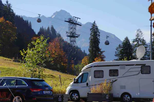 Alpencamping Haller - Standplätze auf dem Campingplatz mit Gondelbahn im Hintergrund