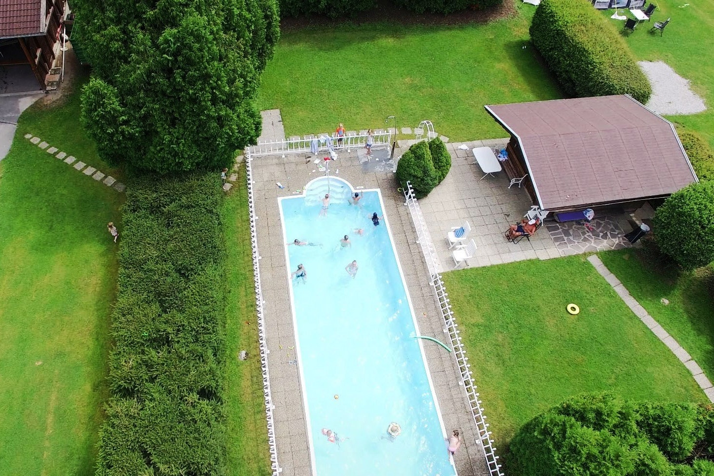 Alpencamping Mark - Blick auf den Pool im Freien