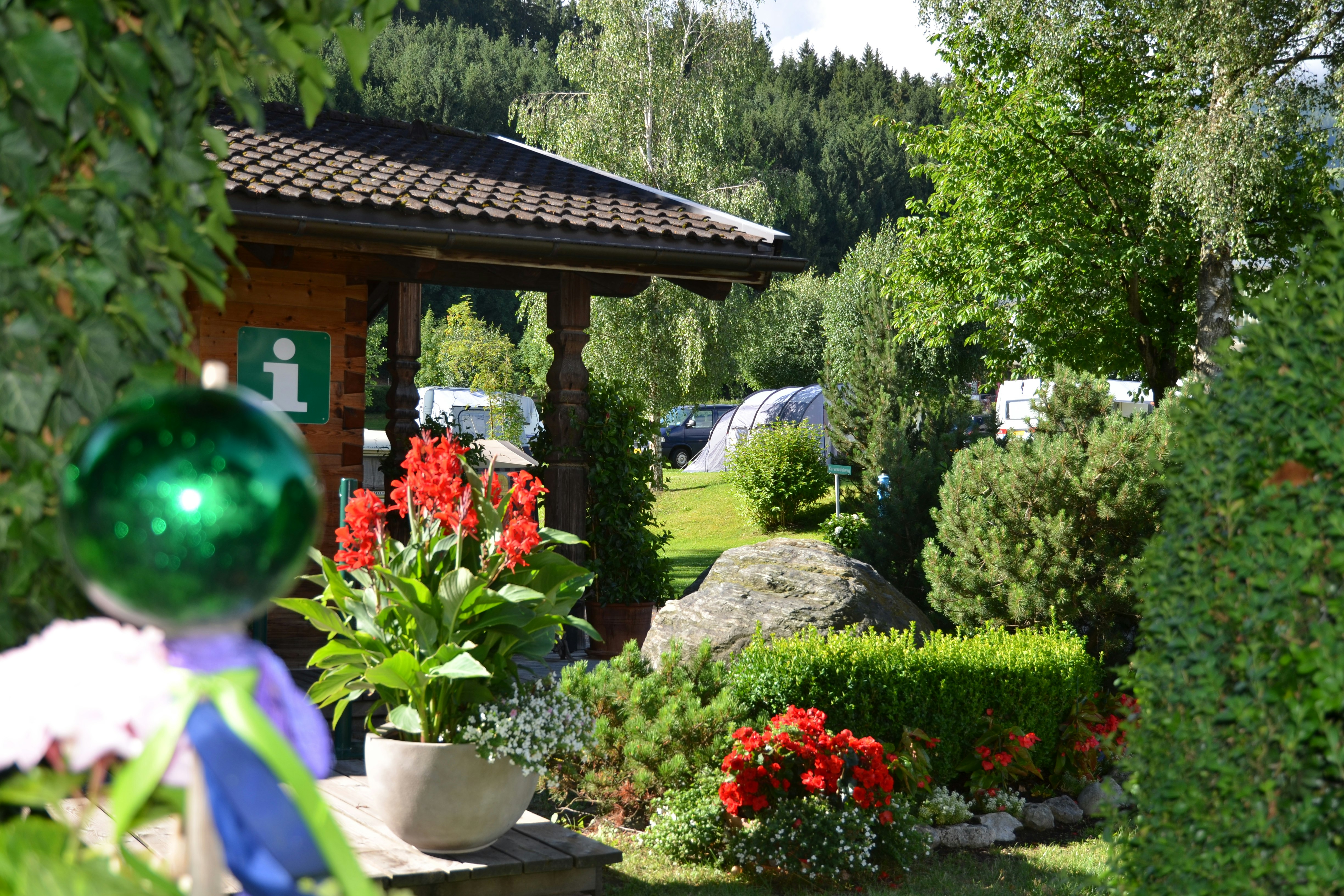 Alpencamping Mark - Mit schönen Pflanzen dekorierter Campingplatz