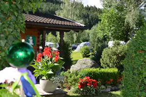 Alpencamping Mark - Mit schönen Pflanzen dekorierter Campingplatz