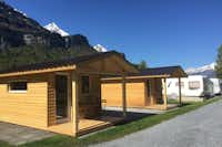 Alpencamping - Holzbungalows mit überdachter Veranda auf dem Campingplatz