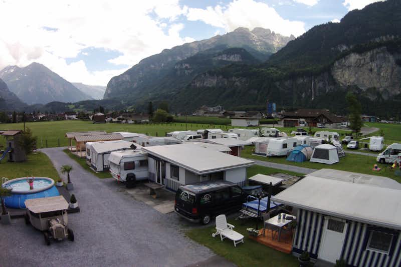 Alpencamping - Luftaufnahme auf den Campingplatz mit den Alpen im Hintergrund