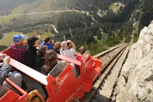 Alpencamping - Zahnrad Bahn in den Alpen in der Nähe des Campingplatzes