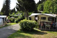 Alpenferienpark Reisach - Wohnwagen vor dem Camper sitzen