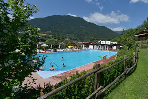 Alpinfitness Waldcamping Völlan - Gäste liegen am Pool in der Sonne