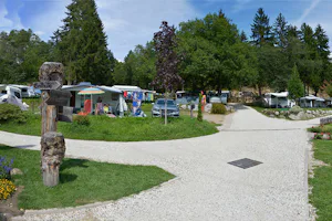 Alpinfitness Waldcamping Völlan - Wohnmobilstellplätze auf der Wiese auf dem Campingplatz