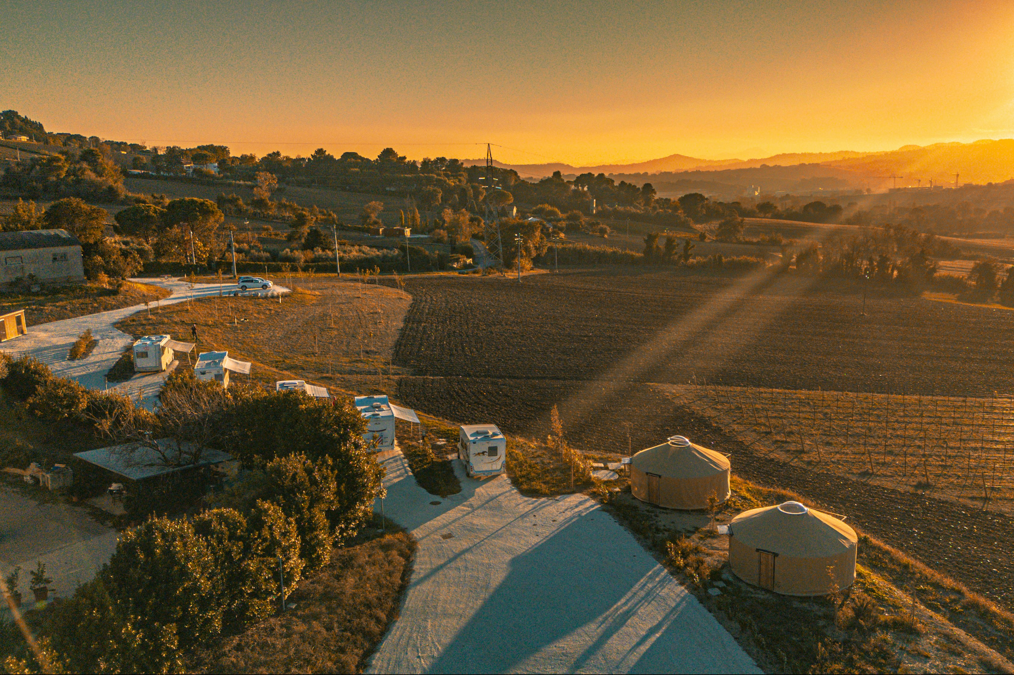 Amapolas Agricamping  - Luftaufnahme des Campingplatzes bei Sonnenuntergang