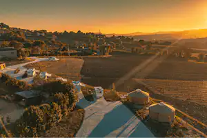 Amapolas Agricamping - Luftaufnahme des Campingplatzes bei Sonnenuntergang