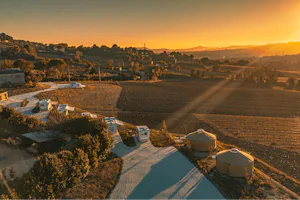 Amapolas Agricamping - Luftaufnahme des Campingplatzes bei Sonnenuntergang