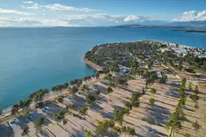 Aminess Avalona Camping Resort - Luftaufnahme der Standplätze auf dem Campingplatz