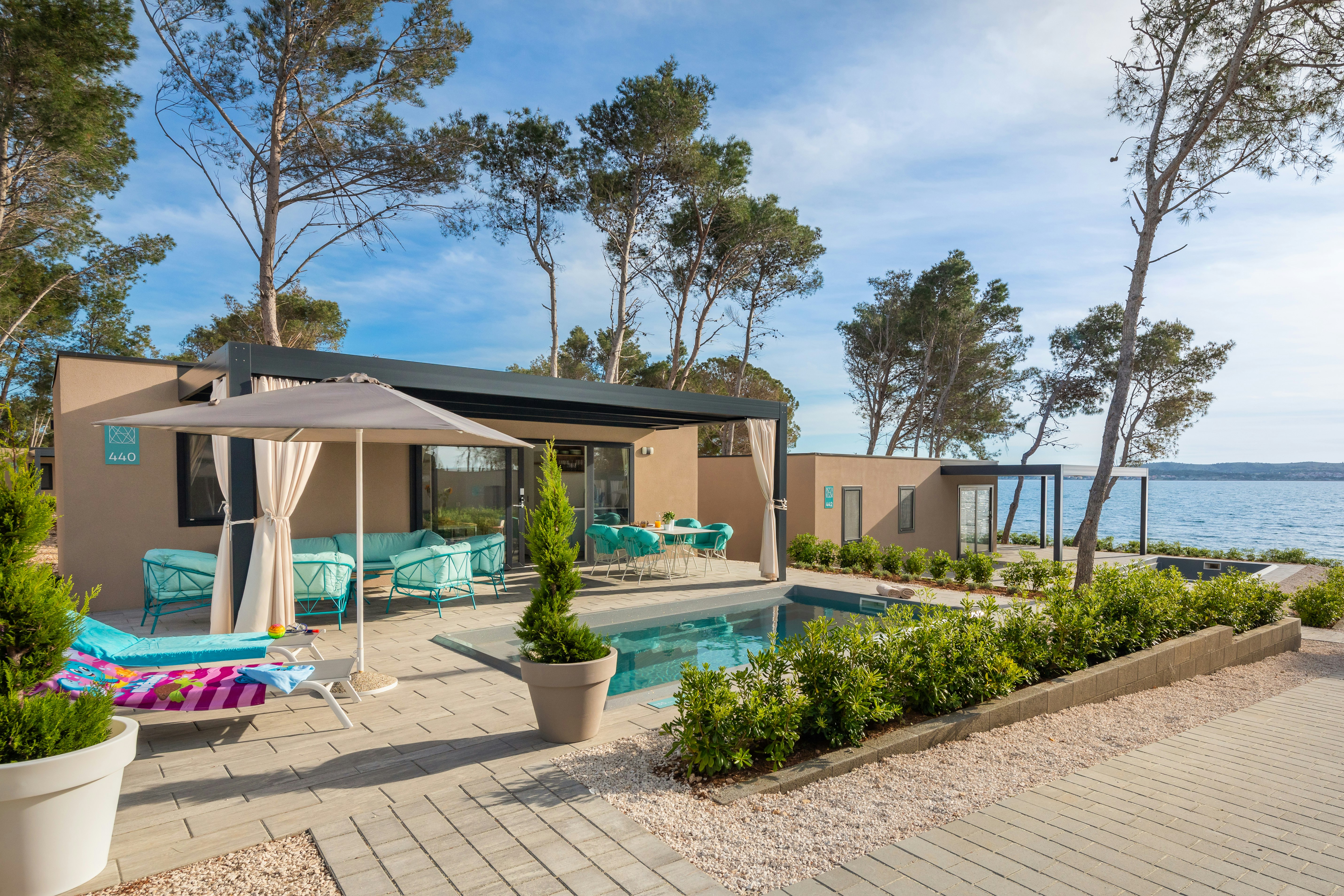 Aminess Avalona Camping Resort - Blick auf ein Luxus-Mobilheim mit privatem Pool und Terrasse