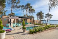 Aminess Avalona Camping Resort - Blick auf ein Luxus-Mobilheim mit privatem Pool und Terrasse