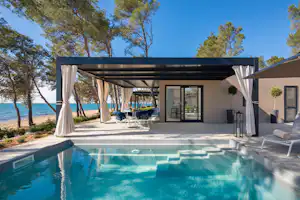 Aminess Avalona Camping Resort - Mobilheim mit Terrasse und privatem Pool auf dem Campingplatz