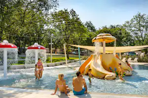 Aminess Maravea Camping Resort - Camper am Kinderbecken vom Campingplatz