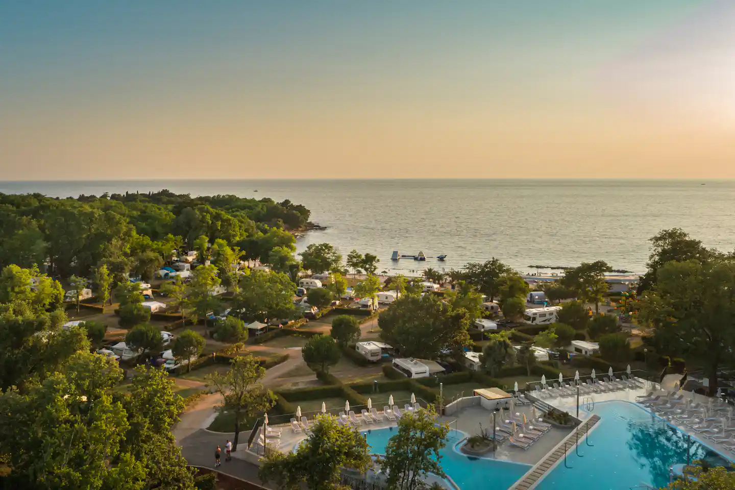 Aminess Maravea Camping Resort - Luftaufnahme vom Pool und dem Stellplatz auf dem Campingplatz am Strand