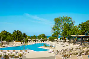 Aminess Maravea Camping Resort - Pool vom Campingplatz mit Poolbar, Meerblick und Sonnenschirmen und Liegestühlen