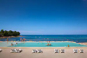 Aminess Maravea Camping Resort - Poolbereich vom Campingplatz mit Liegestühlen in der Sonne und mit Blick auf das Mittelmeer