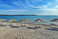 Aminess Camping Sirena  -  Strand vom Campingplatz an der Adria mit Sonnenschirmen und Liegestühlen