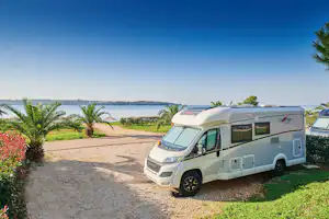 Aminess Camping Sirena - Wohnmobil auf dem Stellplatz vom Campingplatz mit Blick auf das Meer