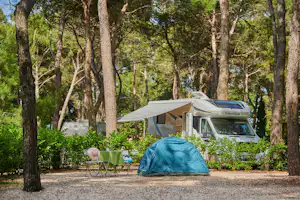 Aminess Camping Sirena - Wohnwagen- und Zeltstellplatz vom Campingplatz zwischen Bäumen