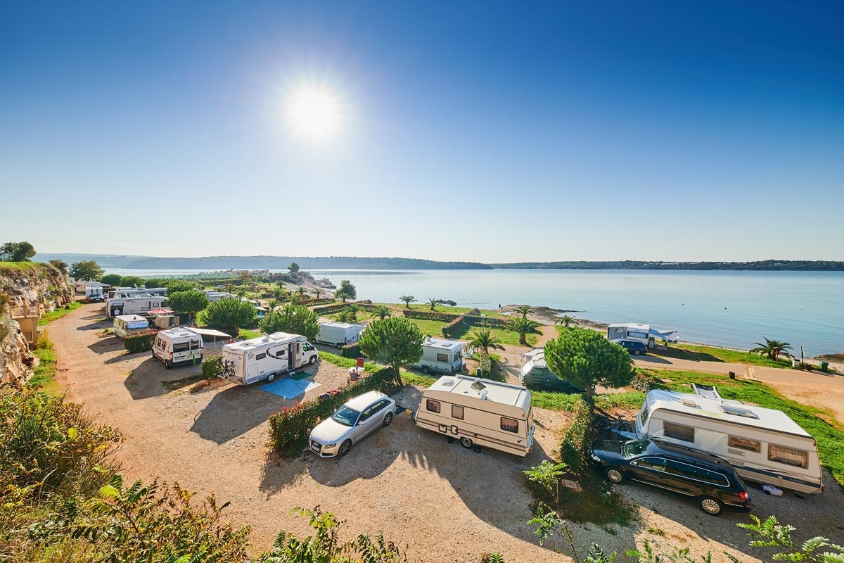 Aminess Camping Sirena  -  Wohnwagen und Wohnmobile Stellplatz vom Campingplatz im Grünen