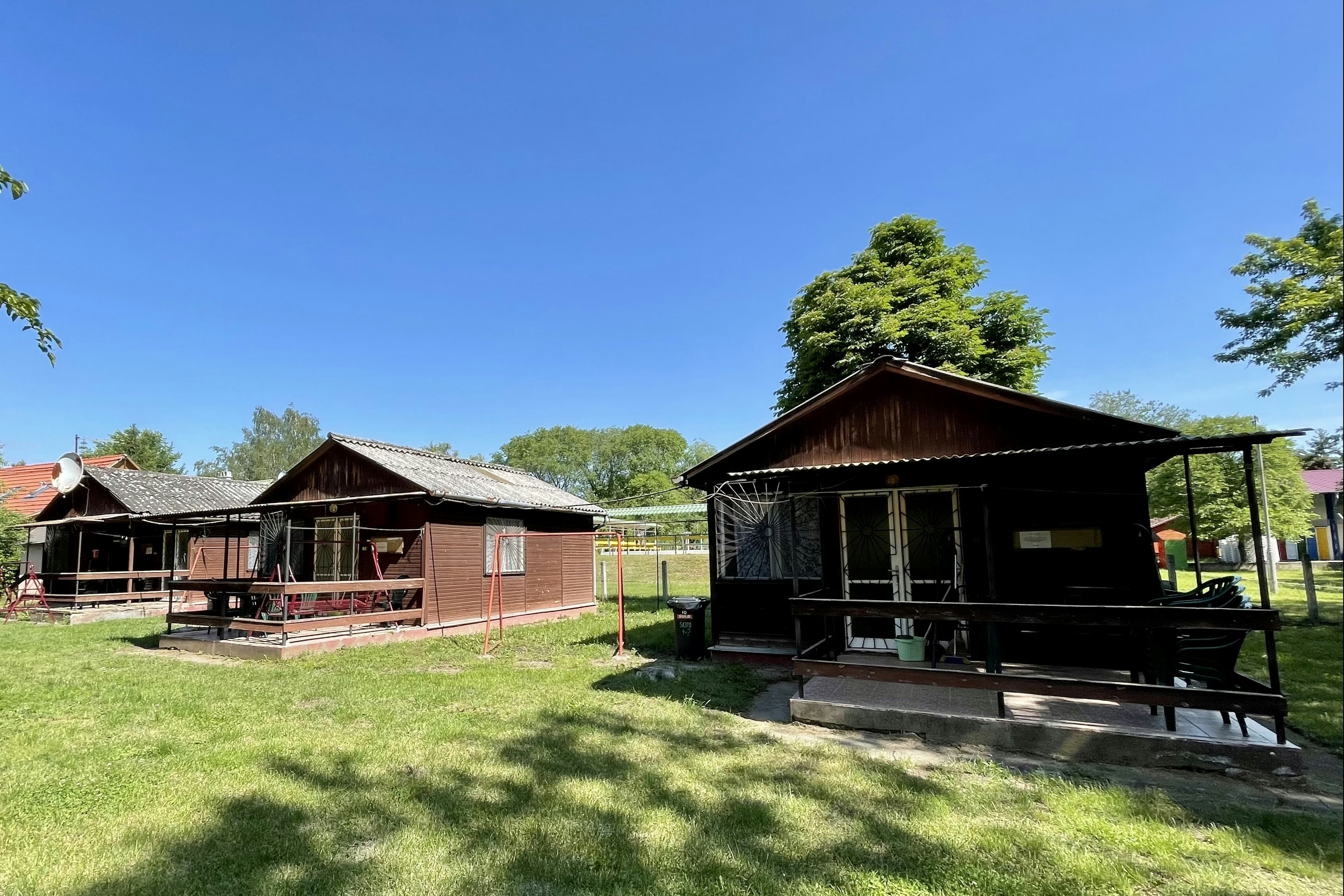 Andrástermál Camping  - Mobilheime mit Veranda auf dem Campingplatz