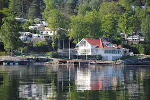 Anfasteröd Gårdsvik - Rezeptionsgebäude und Restaurant am Ufer des Sees