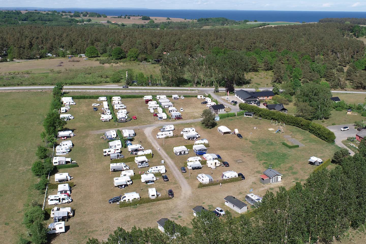 Ängdala Camping på Österlen - Luftaufnahme des Campingplatzes umgeben von Wald