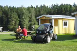Antjärns Camping - Mobilheim auf dem Campingplatz mit Familien im Schatten der Bäume
