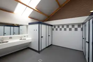 Aqua Centrum Bremerbergse Hoek - Innenansicht des Sanitärgebäudes