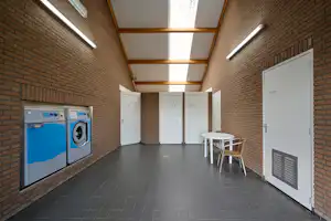 Aqua Centrum Bremerbergse Hoek - Waschmaschine und Trockner im Sanitärgebäude