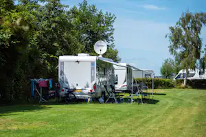 Aquacamping en Jachthaven De Rakken - Standplatzwiese auf dem Campingplatz