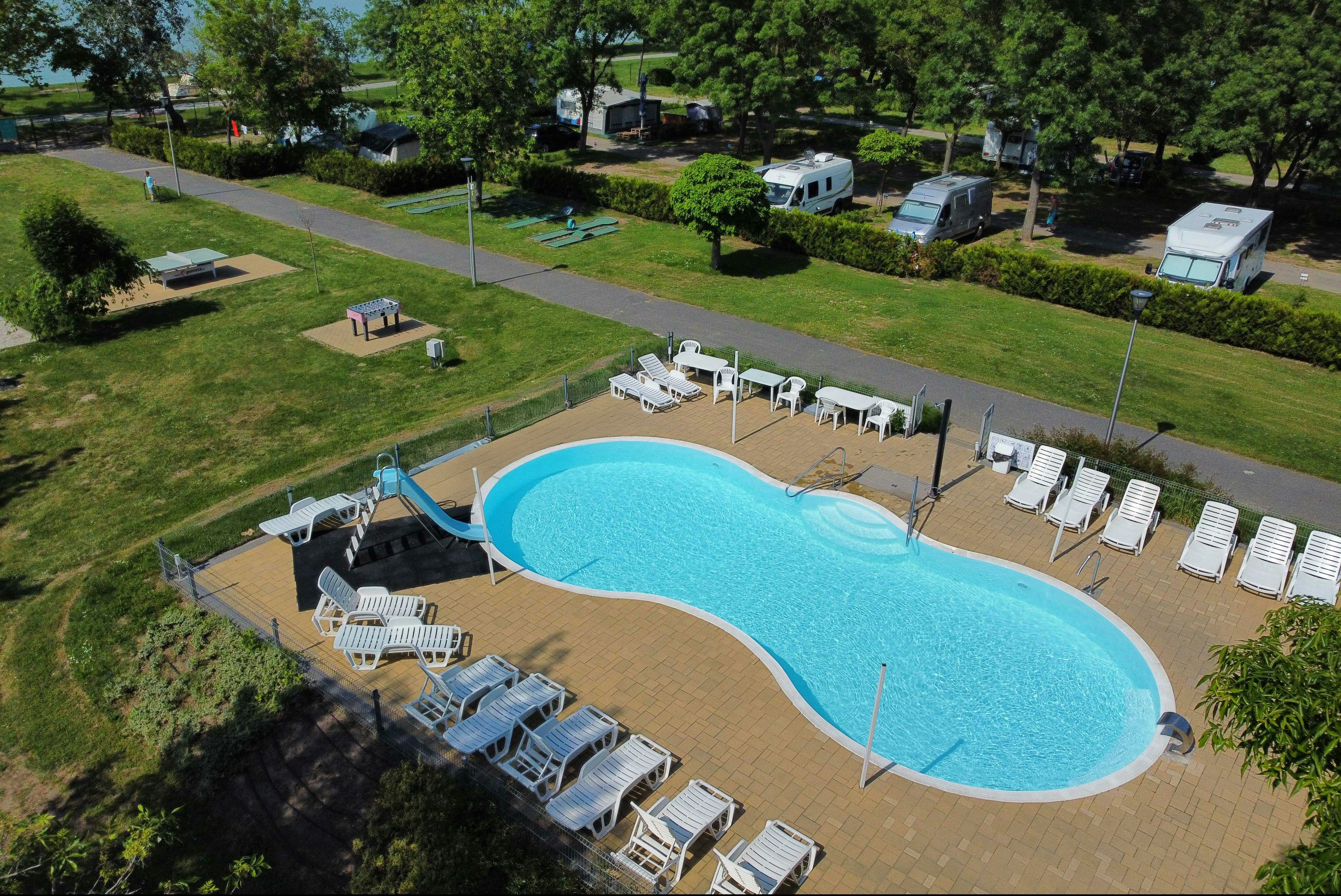 Aranypart Camping & Apartments - Blick auf den Pool auf dem Campingplatz