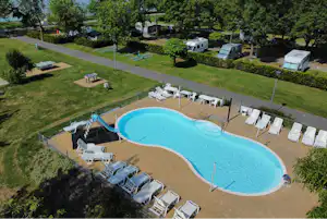 Aranypart Camping & Apartments - Blick auf den Pool auf dem Campingplatz