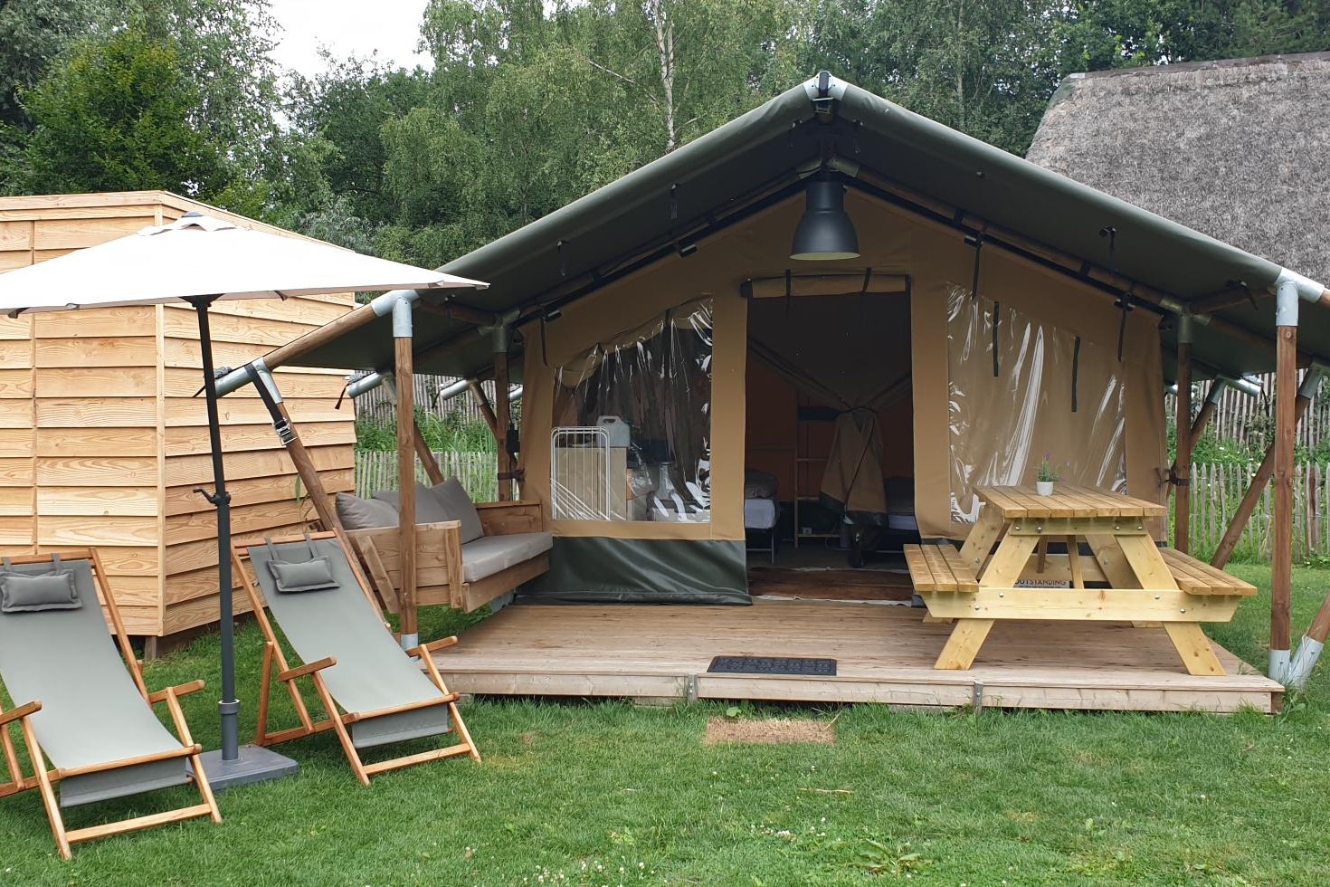 Archeon  - Mobilheim mit Terrasse auf dem Campingplatz