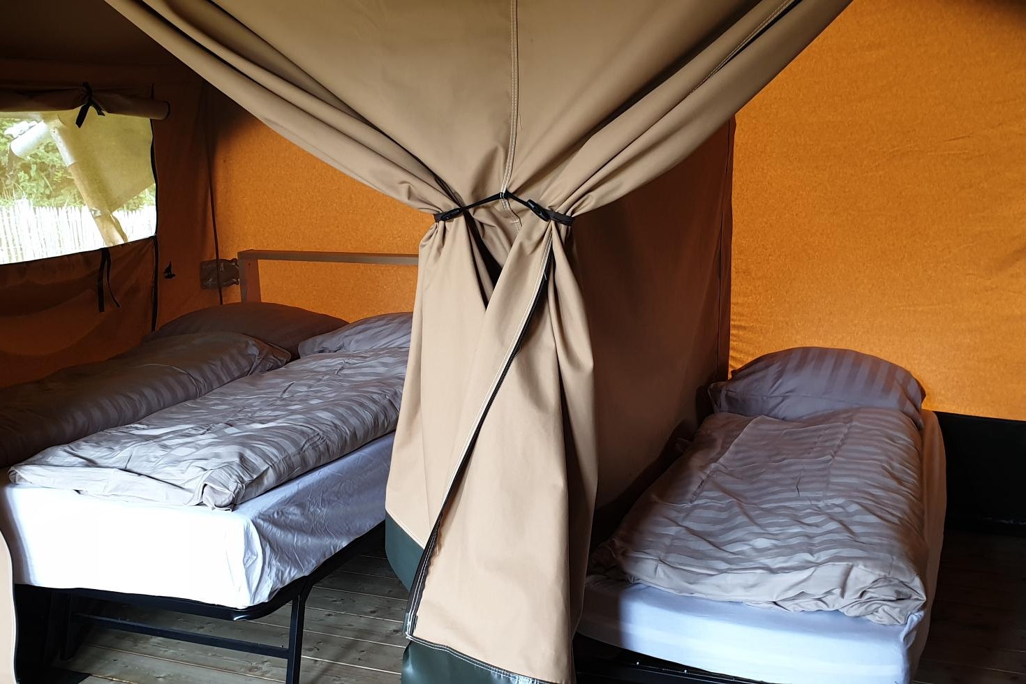 Archeon - Glamping-Zelt mit mehreren Betten